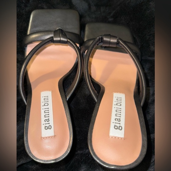 Gianni Bini Black Square Toe Sandals with V-Strap - Picture 2 of 11
